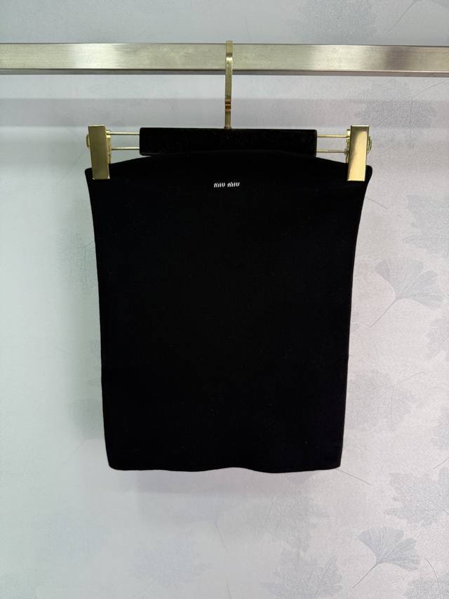 Miumi* 25早秋新款抹胸 女神必备神器 简洁利落H剪裁版型上身超显瘦 闭眼入百搭慵懒随性又高级 不挑人显瘦绝绝子！1色3码Sml T226B