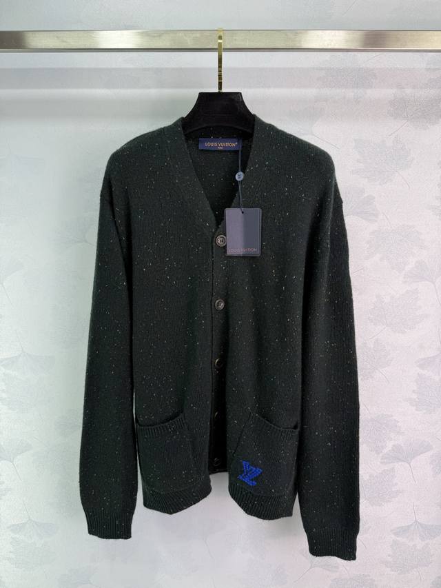 Lou*25秋冬联名新款满天星开衫 定制山羊绒面料 超级舒服 两侧口袋Logo设计刺绣 实用又时尚 遮肉显瘦穿搭尽显松弛调性 质感呼应突出轻奢时髦气质 日常穿搭