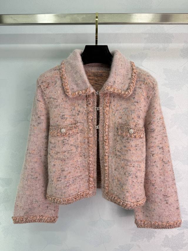 Ch*25早秋新款Coco少女穿搭 25B新品花粉色开衫外套 水钻双C勾扣 绝美小仙女白富美神器 定制编织特种纱织带花边实物绝美！纯手工点钻包边闪耀奢华 气质翻