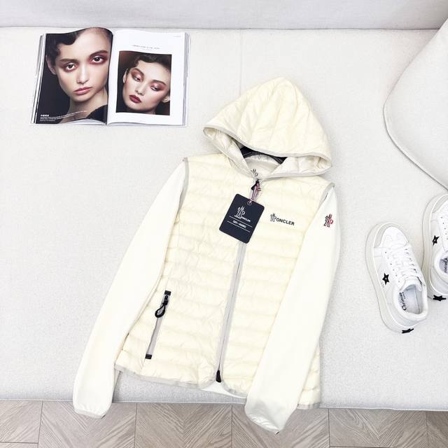 原单品质 Mc 25Ss 秋冬最新款经典连帽拉链羊毛针织拼接羽绒外套冬天的内搭神器早秋必备单品 修身版型百搭不挑人 拼接设计减龄又时髦 国标进口90白鹅绒填充