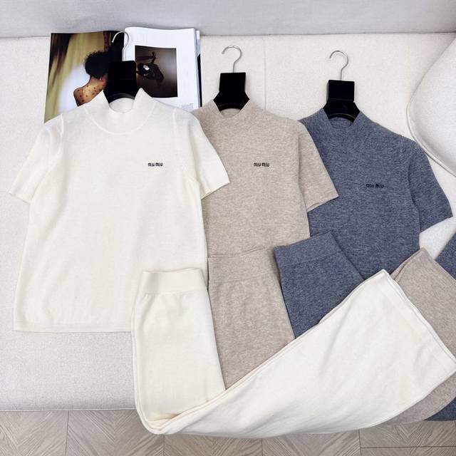 爆单款推荐 Miu 25Ss 秋冬最新款慵懒风羊毛套装Logo字母刺绣短袖毛衣+直筒裤 百分百加厚精纺羊毛纱线面料 简约大气慵懒版型 经久耐穿 保暖度和颜值却都