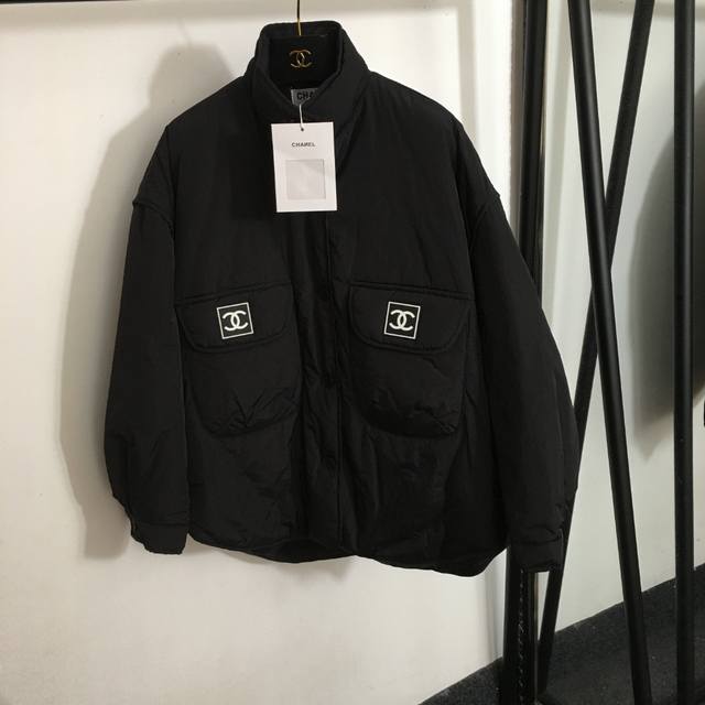 款号 7264 Chane*新款 小香Logo胶印双口袋立领长袖棉服外套，米白色，咖色，黑色，Sml， L码；肩宽58，胸围142，袖长51，衣长72-79 .
