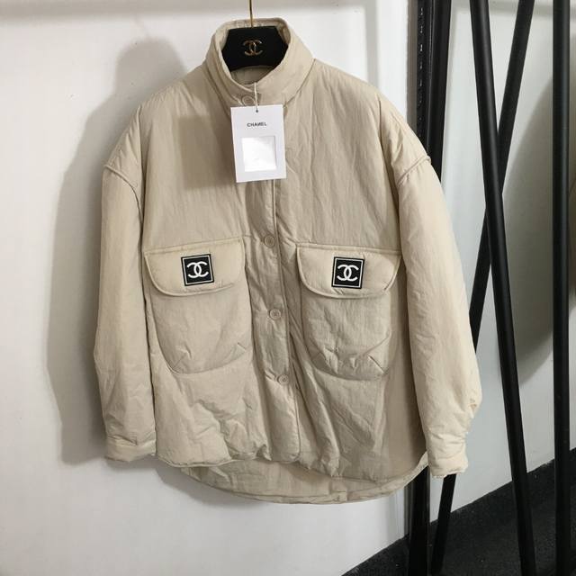 款号 7264 Chane*新款 小香Logo胶印双口袋立领长袖棉服外套，米白色，咖色，黑色，Sml， L码；肩宽58，胸围142，袖长51，衣长72-79