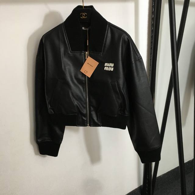 款号 6229 Miumi*新款 刺绣字母贴布 短款长袖立领机车夹克 pu皮衣外套，卡其色，黑色，灰色，Sml， M码；肩宽57，胸围110，袖长52，长49