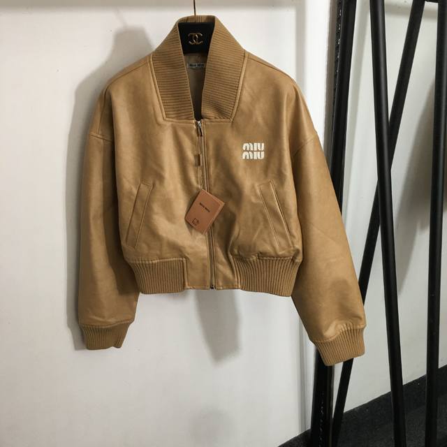 款号 6229 Miumi*新款 刺绣字母贴布 短款长袖立领机车夹克 pu皮衣外套，卡其色，黑色，灰色，Sml， M码；肩宽57，胸围110，袖长52，长49