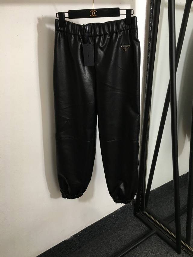 款号 6243 prad*新款 拉链开叉裤脚 三角标装饰束脚长裤 pu皮裤，黑色，Sml， M码；腰围68弹力，长90 .