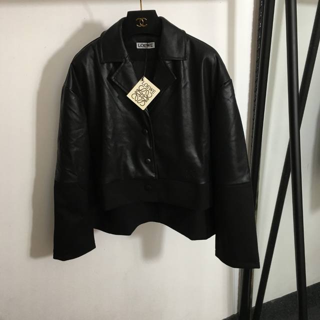 款号 7022 Loew*新款 假两件拼接 前短后长翻领长袖pu皮衣外套，黑色，Sml， M码；肩宽53，胸围108，袖长53，衣长48-60 .