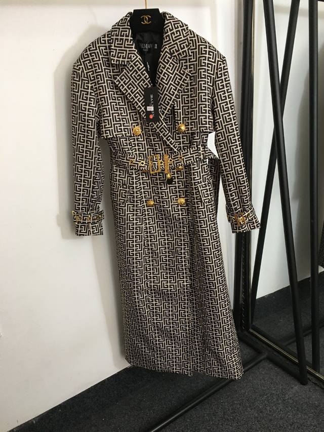 款号 9107 Balmai*新款 迷宫印花图案 定制狮子头纽扣 五金字母腰带收腰翻领长袖风衣 长款大衣外套，杏色，Sml， M码；肩宽45，胸围98，袖长55