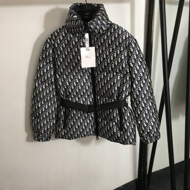 款号 6520 Dio*新款 老花Logo字母刺绣提花 立领收腰长袖棉服外套，配腰带，蓝色，Sml， M码；肩宽47，胸围112，袖长57，衣长67