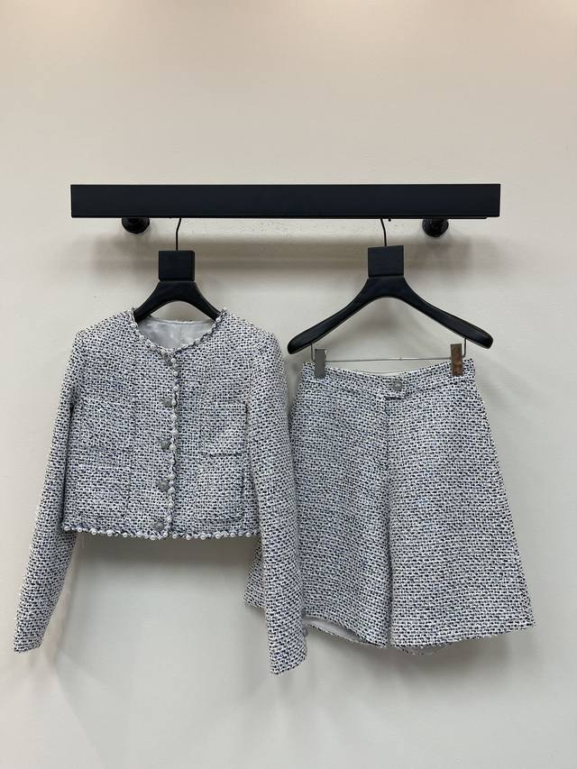 Chane*25秋冬新品小香重工钉珠银色粗花呢套装 气质短款小外套+高腰五分裤 定制银色珠片粗花呢面料上身秒变千金名媛气质范儿 重工手缝钉珠装饰细节感满满 上身