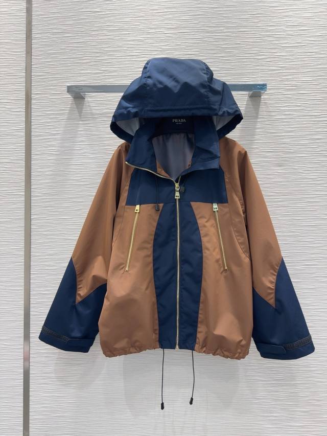prad* 2025Fw橱窗最新外套 出货即爆单 结合工装与风衣的碰撞设计 定制进口密度进口面料 特殊材质有肌理感 每个小细节都非常注重 恰到好处的高级感 立体