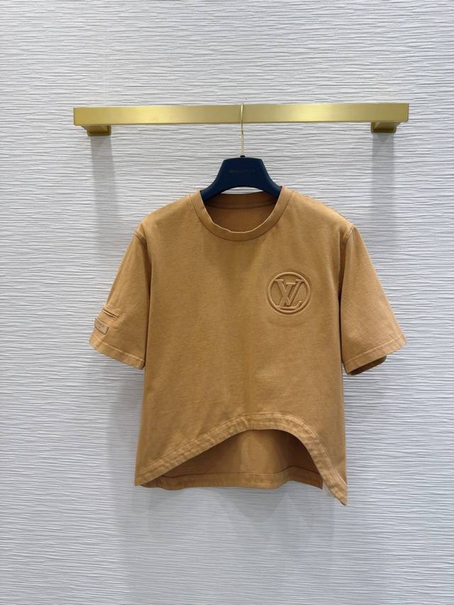 Louis Vuitto*2025Fw新款T恤 密度很高手感超好 真的费劲心血的一款！！细节完美常规版型！上身完全不挑人简单大方，瞬间提升气质 爆款推荐，码数S