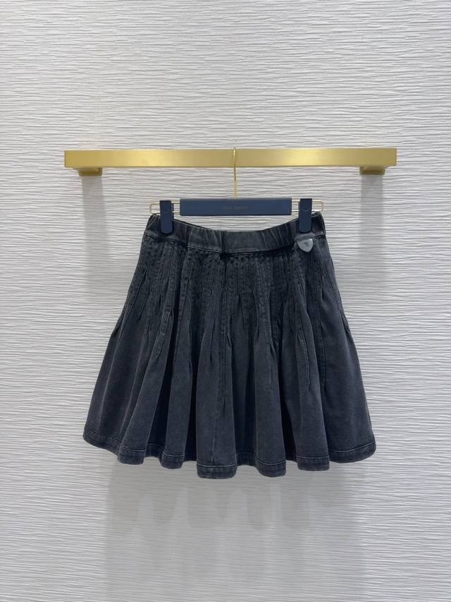 Louis Vuitto* 2025Fw新款短裙 重工艺压褶裙摆 用料超大 做旧洗水工艺 质感舒适又有型 优雅气质设计 日常Ol都可穿搭演绎经典英伦时尚 一款永
