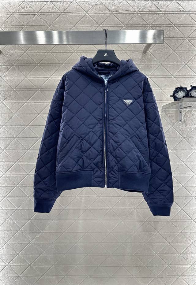 prad*2025新品上架 菱格连帽羽绒棉服 定制Yb进口防风防水尼龙材质 其工艺还原 升级材质 提升秋冬御寒功能 羽绒棉填充内里 整件轻盈保暖 拉链开襟设计