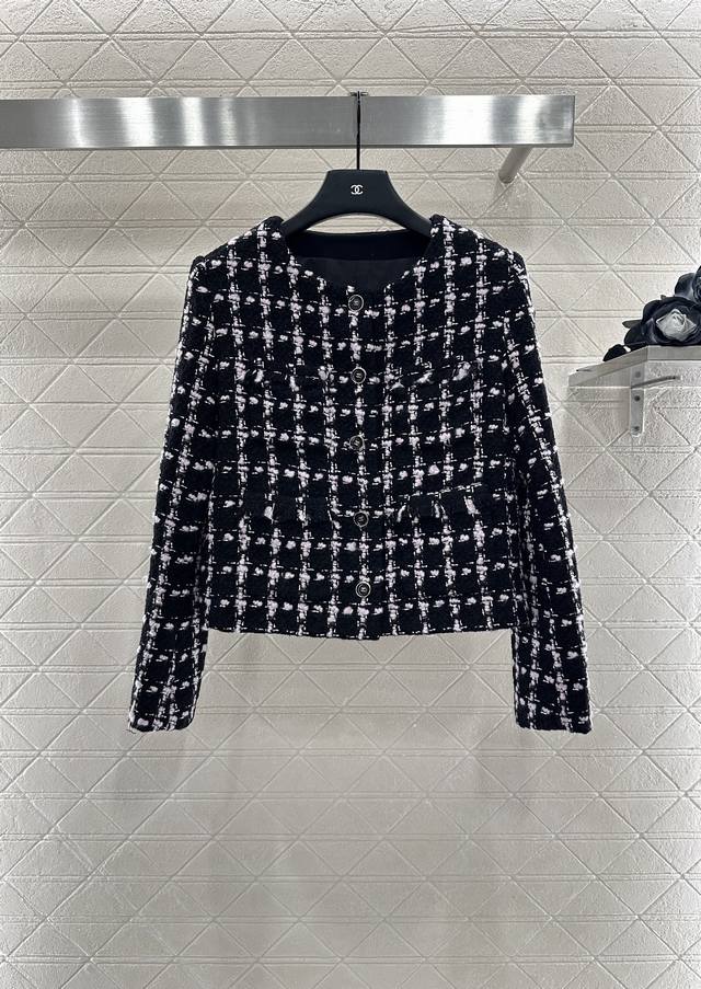 Chane*2025新品上架 流苏毛絮编织洋装半裙套装 定制Yb进口粗纺羊毛呢材质 肌理明显 毛料肉眼可见 质感上乘 粗花条纹毛呢面料打造名媛风典范 名媛套装版