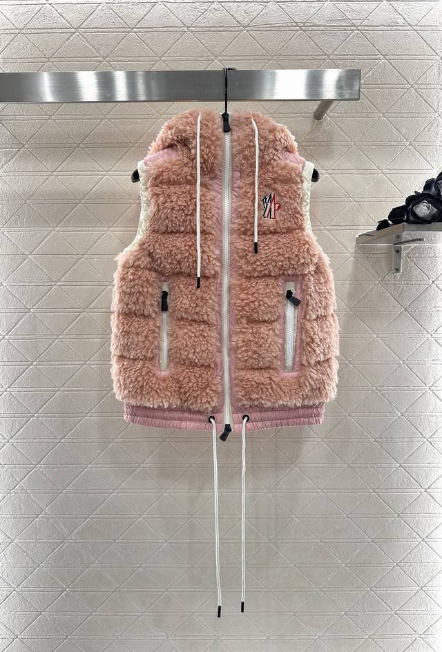 Moncle2025新品上架 泰迪毛绒拉链羽绒马甲 外层饰以立体蓬松泰迪毛绒材质 质感柔软舒适 连帽抽绳拉链马甲剪裁 时髦洋气 尼龙包边外露胸侧徽章 尽显品牌格