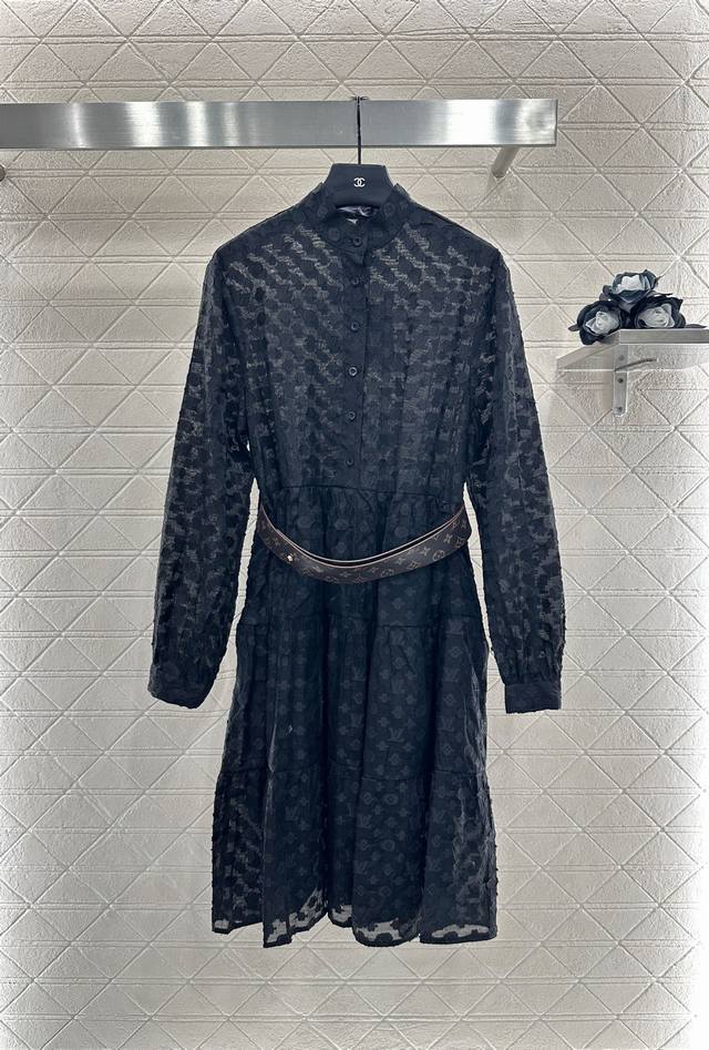 Louis Vuitto*2025新品上架 提花长袖连衣裙 定制Yb进口提花全棉材质 质感舒适细腻 长袖收腰连衣裙版型 裁剪利落修身 纽扣开襟 腰身立裁起到收腰