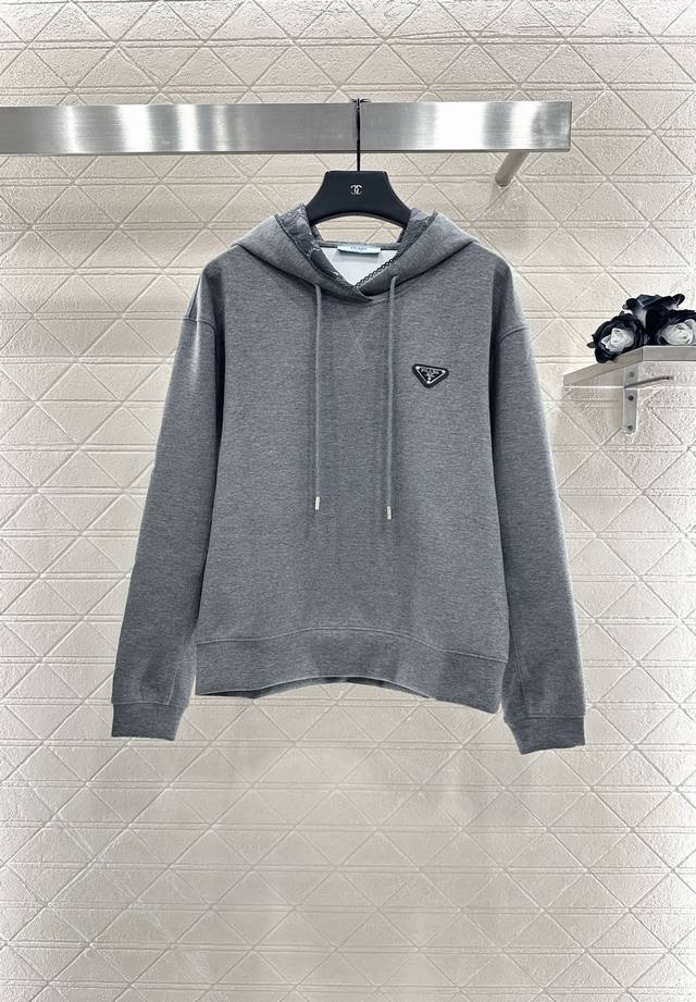 prad*2025新品上架 连帽卫衣蕾丝半裙套装 定制Yb斜纹全棉材质 秋冬保暖套装 舒适好穿 挺括有型 连帽抽绳卫衣半裙套装 常青款上衣 配合字母徽标 视觉效