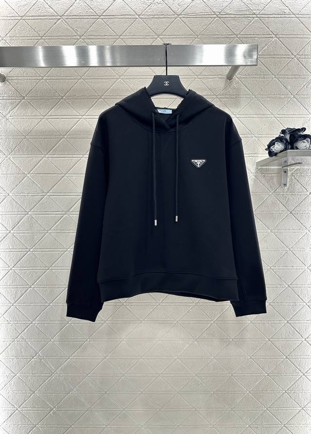 prad*2025新品上架 连帽卫衣蕾丝半裙套装 定制Yb斜纹全棉材质 秋冬保暖套装 舒适好穿 挺括有型 连帽抽绳卫衣半裙套装 常青款上衣 配合字母徽标 视觉效