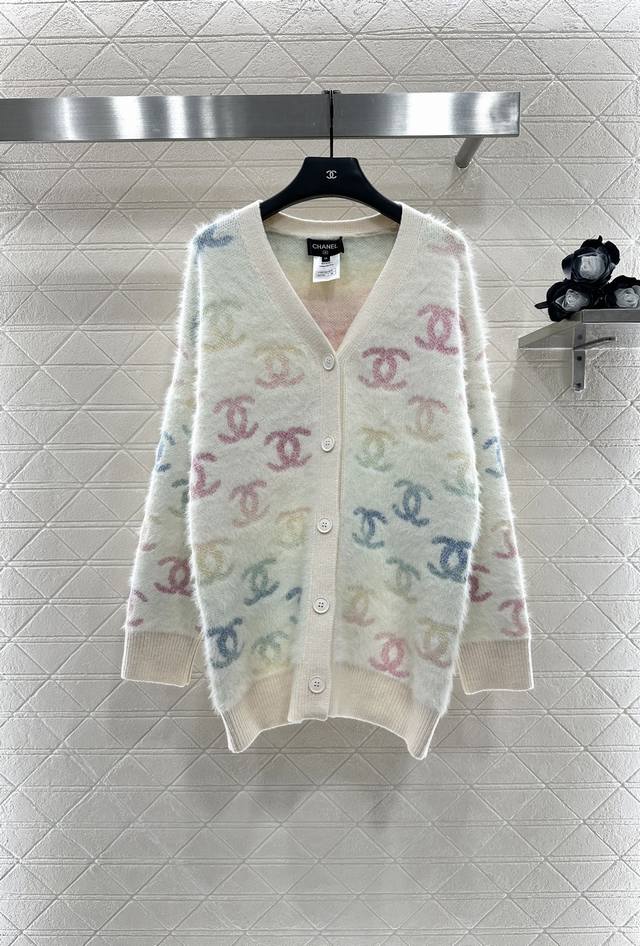 Chane*2025新品上架 彩色双C马海毛开衫 定制Yb进口马海毛材质 质感高级舒适 穿搭舒适不扎身 V领针织开衫剪裁 细密针法 精致透气 Oversized