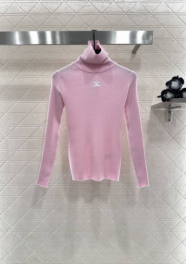 Celim*2025新品上架 修身凯旋门高领打底衫 定制Yb羊毛纱线材质 质感舒适 弹力十足 修身高领打底裁剪 胸口居中缝制凯旋门徽标 凸显品牌格调 坑条竖版排