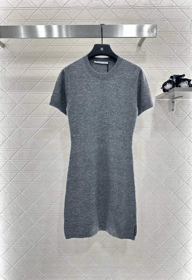 Alexander Wan*2025新品上架 烫钻针织短袖连衣裙 定制Yb羊毛纱线织造 质感高级 舒适柔软 圆领正肩短袖连衣裙版型 满铺烫钻设计 闪耀迷人 突出
