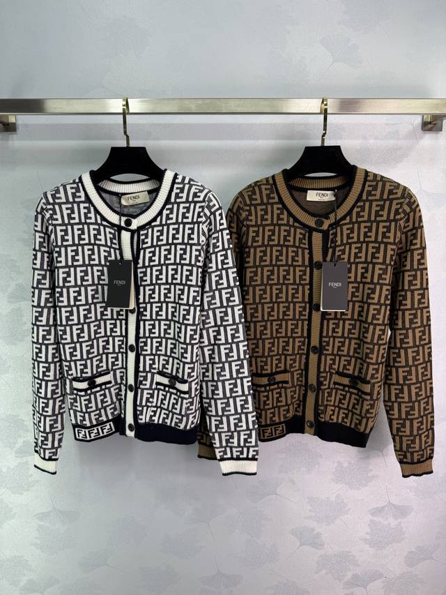 Fe* 2025早秋新款圆领提花针织长袖开衫！定制羊毛纱线织造 质感光泽 弹力舒适 圆领针织长袖开衫 成衣以素色螺纹包边收窄 设计保持统一调性 整体造型高级修身