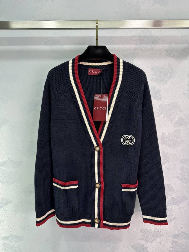 Gucc24秋冬新款刺绣Logo长袖V领开衫，柔软舒适～洋气显瘦 V领开衫，经典红蓝撞色时尚感十足，胸前标志双G钩花刺绣字母 搭配口袋设计学院风穿搭，单品推荐S