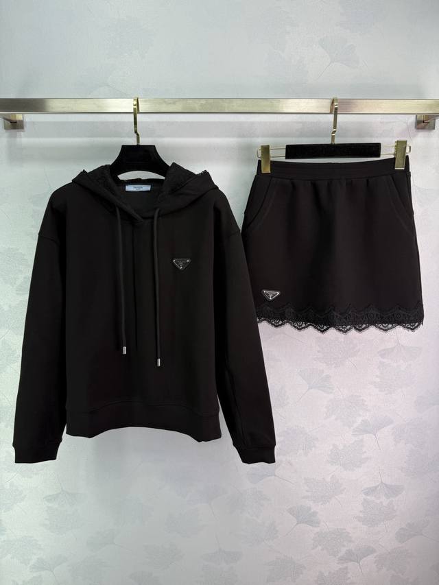 prad*25新款套装裙 卫衣短裙的组合 上衣帽子以及短裙下摆拼接蕾丝 均以三角标装饰 定制进口复合太空棉工艺面料质感超赞！运动少女风经典时髦又高级！小A版型短