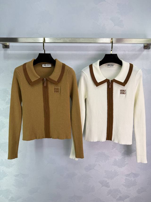Miu*25早秋新款针织开衫 翻领设计配拉链 胸前刺绣Logo 修身显瘦 低调彰显价值 精致满分 丰富时尚搭配度 展现品牌最拿手的气质风格 随意搭配都松弛时髦