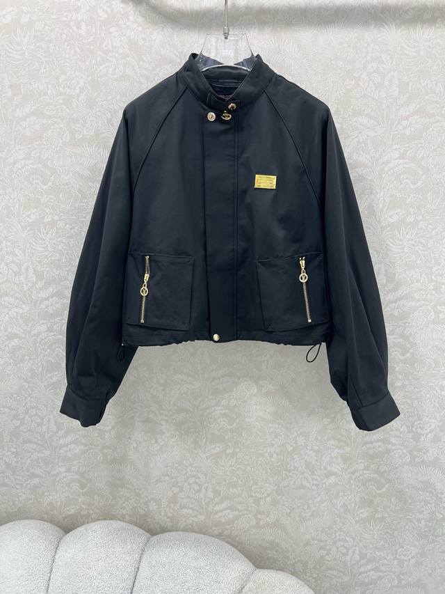 Louis Vuitt*N25新款小立领夹克外套 领口定制字母拉链 胸前金色Logo铜牌装饰 老花印花内衬尽显高级 下摆抽绳极简中透着高级，轮廓感超级好 ，舒适
