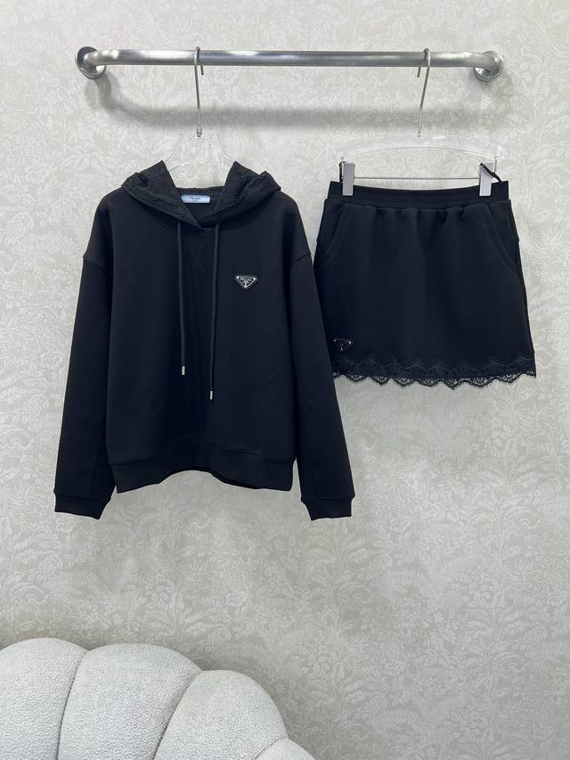 prad*25新款套装裙 卫衣短裙的组合 上衣帽子以及短裙下摆拼接蕾丝 均以三角标装饰 定制进口复合太空棉工艺面料质感超赞！运动少女风经典时髦又高级！小A版型短