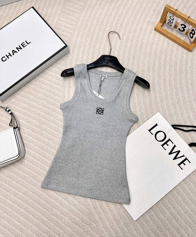 春夏新款 Loewe 经典胸前Logo百搭背心 四季都可以穿的款式，单穿外穿都吸睛，气质时髦又高级！版型上身巨显瘦！名媛少女优雅又高级！ 配置了修身的版型打造，