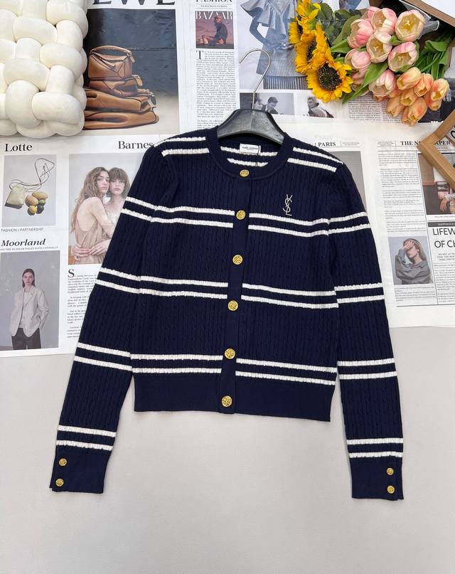 Saint Laurent 新款字母刺绣条纹针织开衫，定制Yb全棉纱线织造 柔软舒适 洋气显瘦 V领开衫剪裁 袖口金扣设计感 胸前标志字母刺绣 彰显品牌调性 成