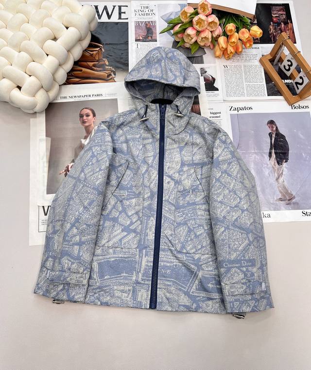 Dior 新款提花面料连帽夹克冲锋衣外套 绝对是本系列中最爆的款 没有之一！宽松夹克版型帅气又拉风 ！下摆可调节抽绳设计高级又时髦！D字双口袋立体剪裁挺阔版型上