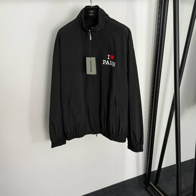 款号20255221 Balenciag*新款 高档Logo提花里衬 爱心字母印花立领长袖风衣拉链外套，黑色，1 2 3， 2码；肩宽60，胸围128，袖长57