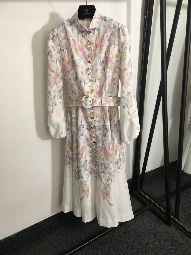 款号 5936 Zimmermann新款 气质粉色花朵印花 重工镶钻多种纽扣 立领收腰灯笼长袖连衣裙 长裙，配腰带，白色，S-Xl， L码；胸围94，腰围80，