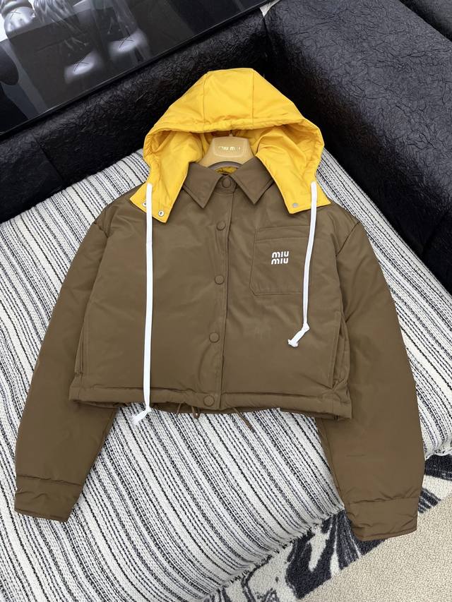 爆款现货 原单品质 Miu Mi*｜25秋冬新品羽绒服外套 面包服设计 90鹅绒 大工厂p订制压线设计！ 云朵般柔软的舒适感Yyds！ 可甜可盐气质少女风！ 专
