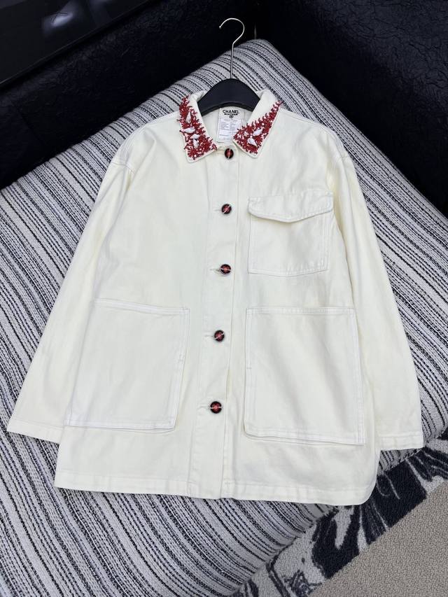 爆款现货 原单品质 Chane*｜25中古系列经典翻领手工订珠牛仔外套 重工洗水工艺 高品质面料质感挺阔 细腻舒适，低调奢华，减龄少女时代！白富美必备神器！ 经