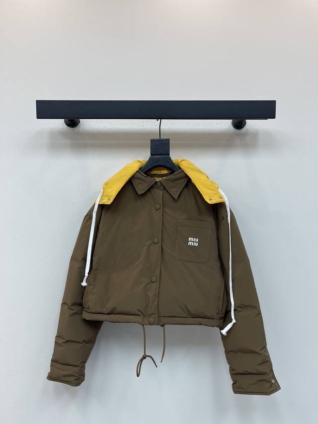 Miumi*25早秋新款可拆卸撞色连帽羽绒外套 定制Yb进口防风尼龙材质 质感光泽 防水防风 白鹅绒填充内里 整件轻盈保暖 可拆卸亮黄色连帽处理 与大身面料形成