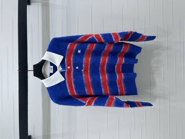 上新原单高端品质 Celin*2025早秋最新系列！撞色条纹翻领长袖毛衣！定制羊毛马海毛纱线织造 清晰毛感肌理 撞色领条纹毛衣剪裁 纽扣半开襟设计 两色条纹交替