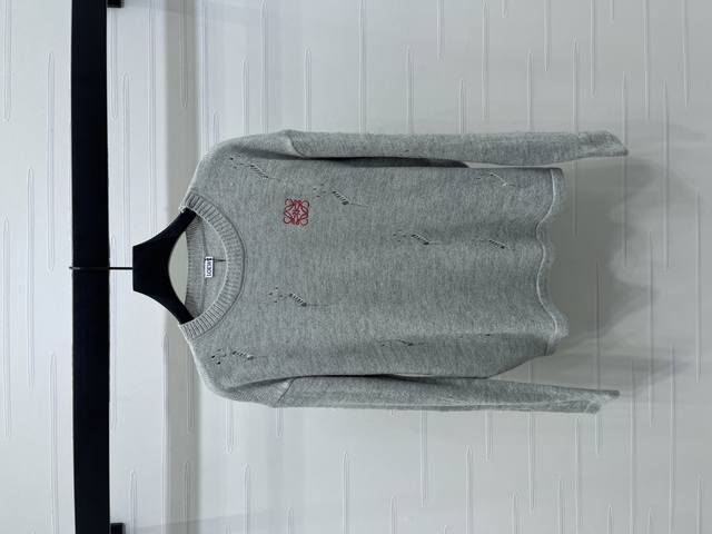 上新原单高端品质Loew*2025早秋最新系列！镂空针织套头毛衣！定制进口羊毛针织材质 柔软舒适 螺纹收边竖条纹针织肌理 破洞设计点缀整体 胸前点缀图腾徽标 凸