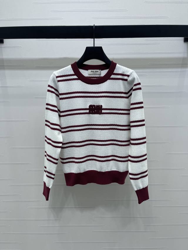 上新原单高端品Miumi* 2025早秋最新系列！条纹圆领针织长袖上衣！定制进口纱线织造 质感高级舒适 圆领针织长袖剪裁 胸前装点标志性品牌字母徽标 彰显格调个