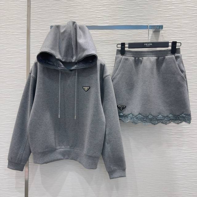 prad* 2025Fw新款 拼蕾丝套装 舒适度极强 没有理由可以拒绝它。可A可飒的风格，日常通勤穿什么的都是很Ok的，不挑场合的。设计独特 层次感更加丰富，满