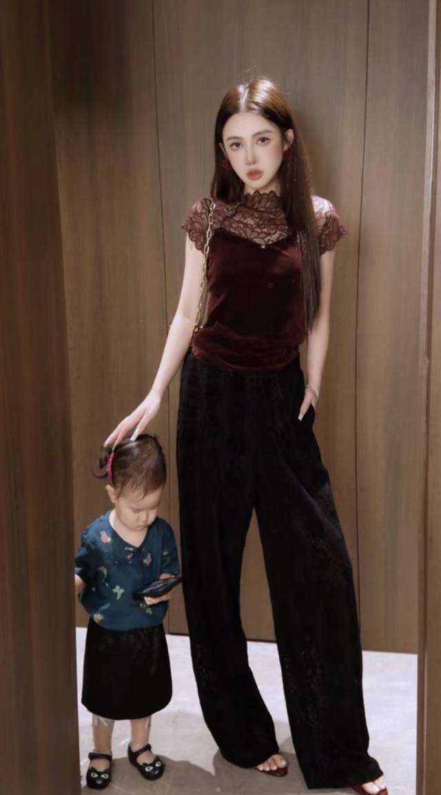 重磅爆款 法式高级感绝美钉珠蕾丝小衫 自带高级感 蕾丝轻透添几分柔媚 精致小扣点睛轻松拿捏显贵氛围 黑色 酒红色Smlxl