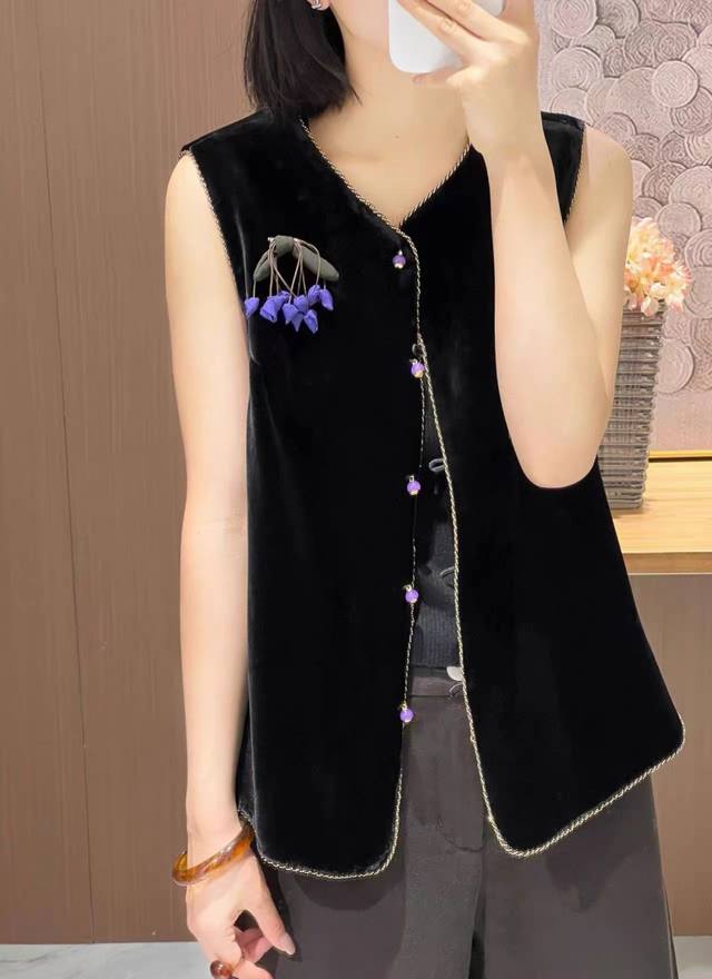 主推大爆款 高级感重工金线绣边盘扣丝绒马甲 柔软顺滑的丝绒面料自带低调奢华的光泽 上身尽显高级质感 独特的V领设计修饰颈部线条 紫色花 红色花 Smlxl