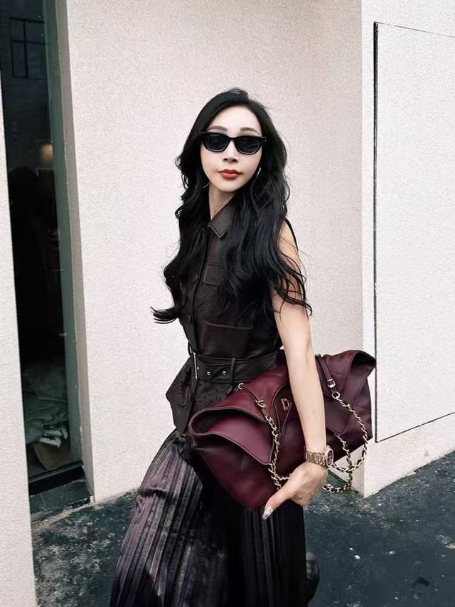 强推时髦大爆款 设计感优雅气质镂空修身马甲 利落无袖设计利落高级 胸前口袋增添实用性与复古格调 腰部镂空花纹细节满满 搭配同色系宽腰带 瞬间勾勒出纤细腰线 黑色