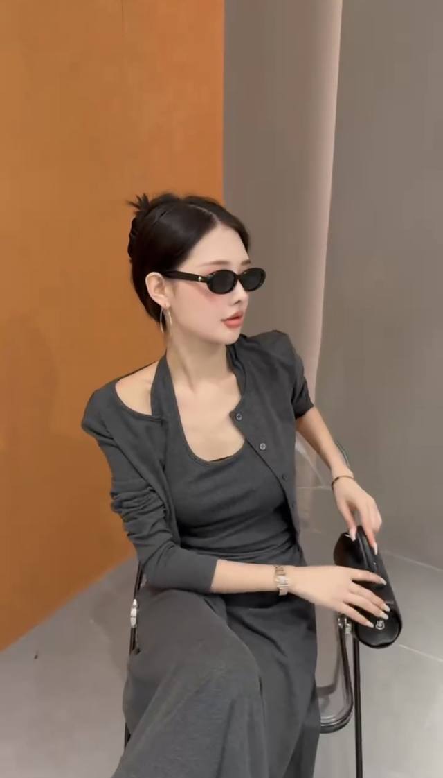 设计感挂脖两件套裙 行走的气质杀手锏 挂脖设计自带性感张力，却因利落剪裁与纯色系调，又透着克制的高级感 外搭开衫可盐可甜，单穿挂脖裙，露肤处精准勾勒肩颈线条，后