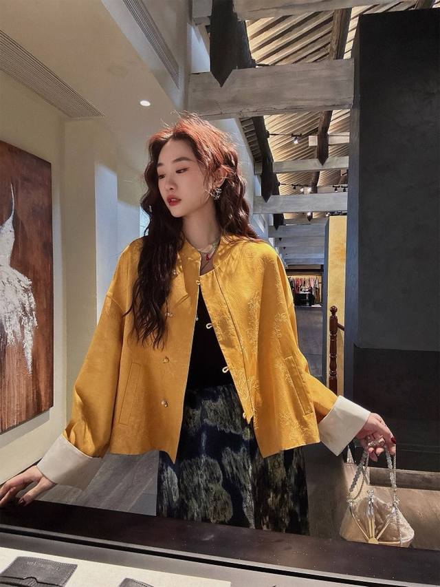 独特绝美人丝金线提花中式外套 面料柔和光泽感良好 菁致提花图案别具国风气韵，配色和谐 耐看 触感丝滑 匠心工艺制作简约大气呈现无与伦比的高级质感和触感，自带高雅