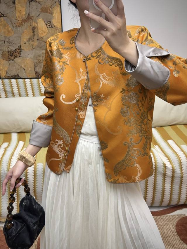 灰橘春枝立体提花外套 进口提花立体面料 短款版型利落显瘦，提花工艺绽放春日生机，灰橘色调温柔提气场，一衣解锁优雅与高级！Smlxl